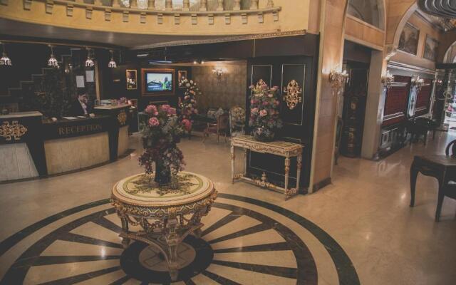Queen's Suite Hotel