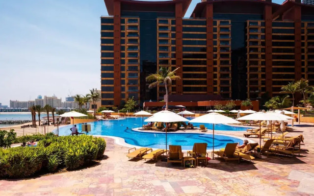 Palm Jumeirah Luxury w Private Beach Atlantis View