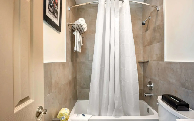 Downtown Hollywood Gardens Inn & Suites