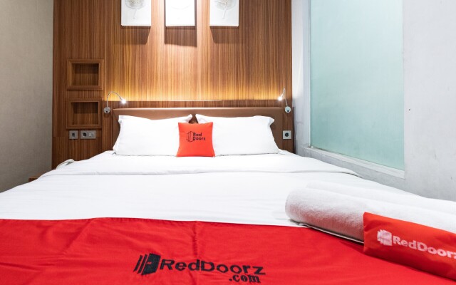 RedDoorz Premium near Centre Point Mall Medan
