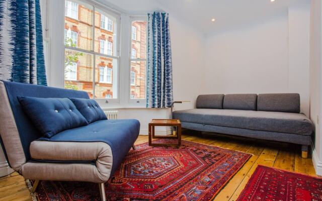 Spacious 1 Bedroom Apartment with Balcony Close to Tube