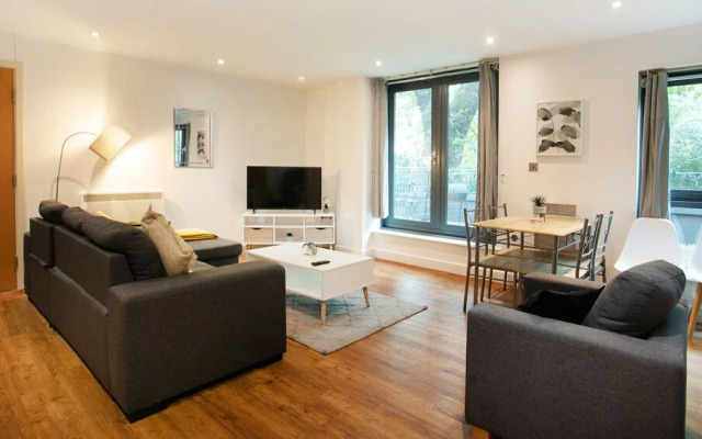 Spacious 2 Bed Parking Close To Centre