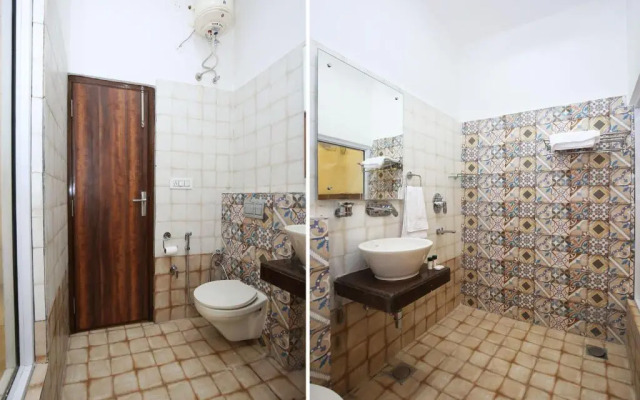 Hotel Royal Woods by OYO Rooms