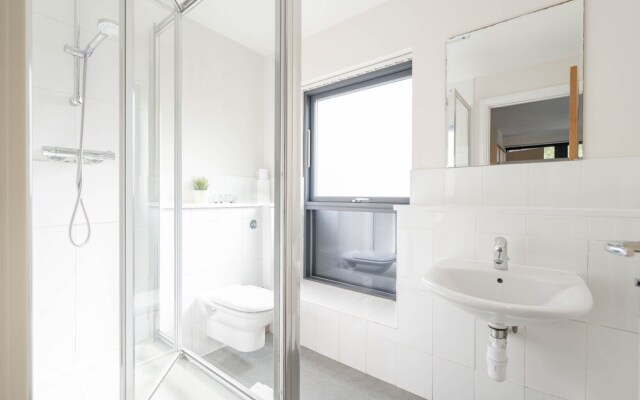 Modern Townhouse Close to Birmingham City Centre