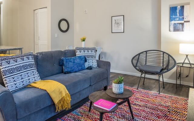 1 BR & 2 BR Apt in Central Business District by Frontdesk