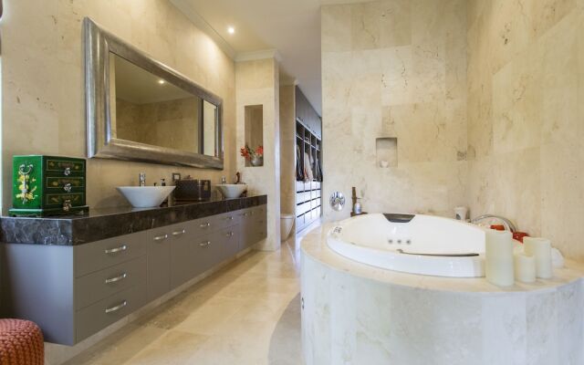 Bali Island Villa in Surfers Paradise