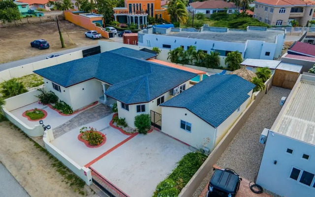 Newly Renovated 4BR 4BA Private Pool Eagle Beach