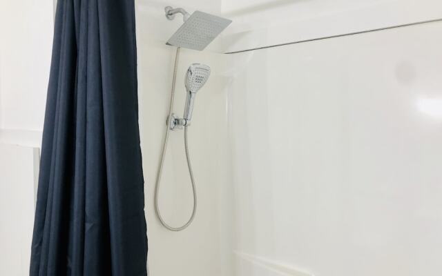 NEW Luxe Pet Friendly Free Parking Downtown