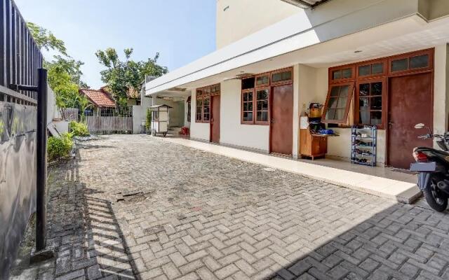 Oyo 91361 Benlin D'kost Syariah