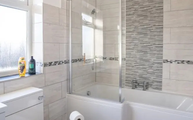 Stylish 3 Bed House-free Parking