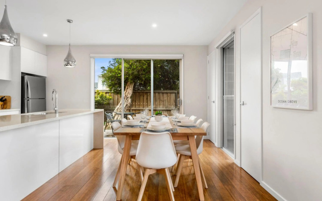 Field By The Beach – Balcony – Ocean Grove