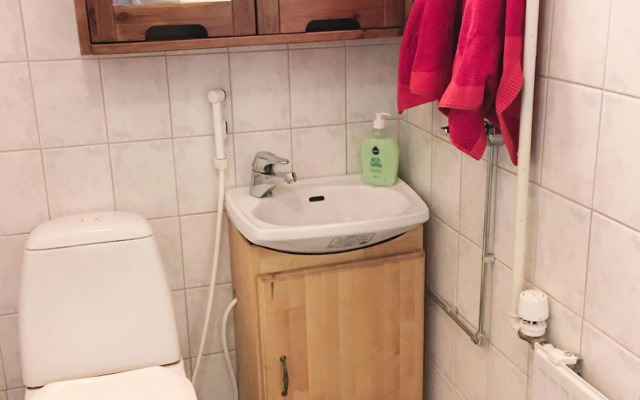 Tilava talo lähellä keskustaa