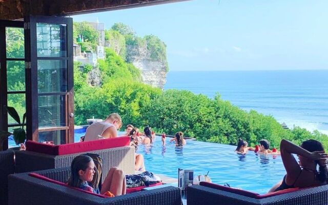 LaBomie Uluwatu