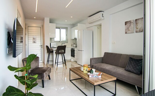 Phaedrus Living: Seaside Executive Flat Harbour 101