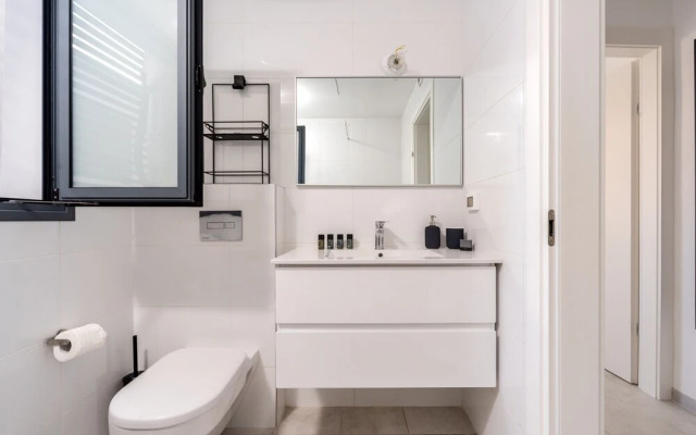 Stylish with Balcony Viewing Rothschild
