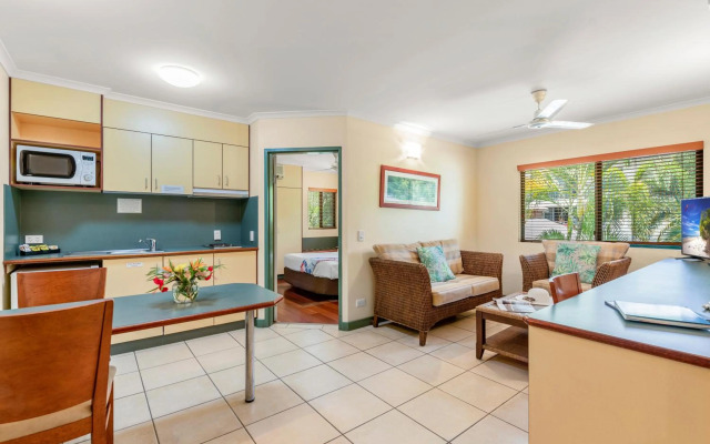 Bay Village Tropical Retreat & Apartments