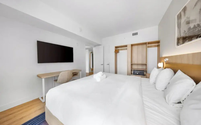 Chic Downtown 1BR with Stunning Views