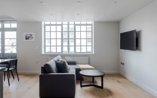 The Eyre Suite Three - Farringdon - by Frankie
