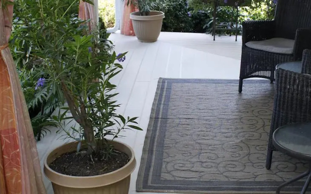 LakeBreeze Niagara Bed & Breakfast