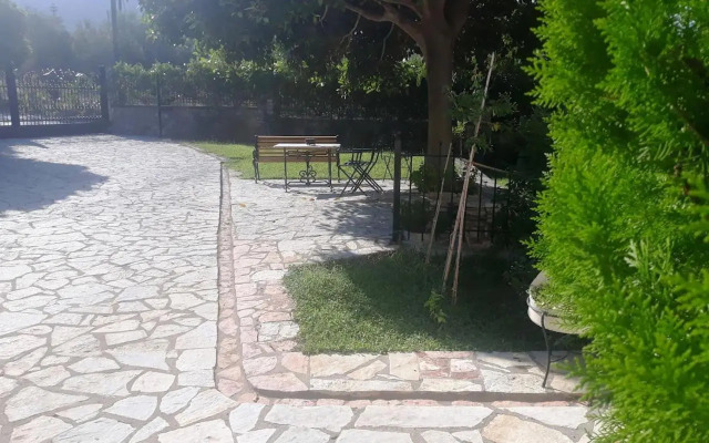 Luxury Country House in Kalamata / SP