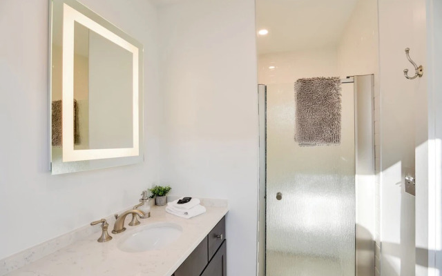 Walk to Bowen's Wharf: Condo in Dtwn Newport