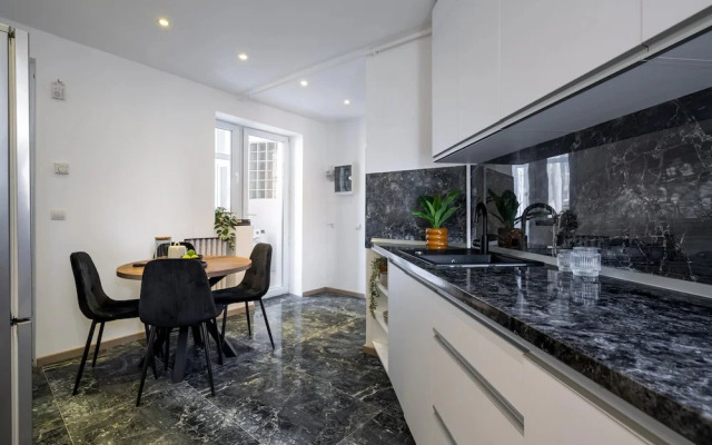 Chic & Central 3BR Retreat in the Historic Center