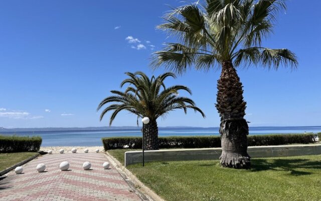Cozy Beachfront Maisonette Offers Panoramic Views of Sea!