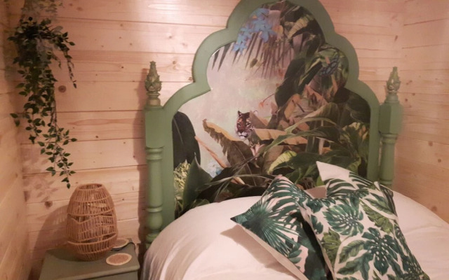 Cabin set in a Beautiful Romantic Tropical Garden