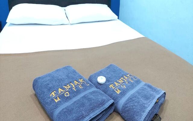 OYO 90937 Tanjak Hotel