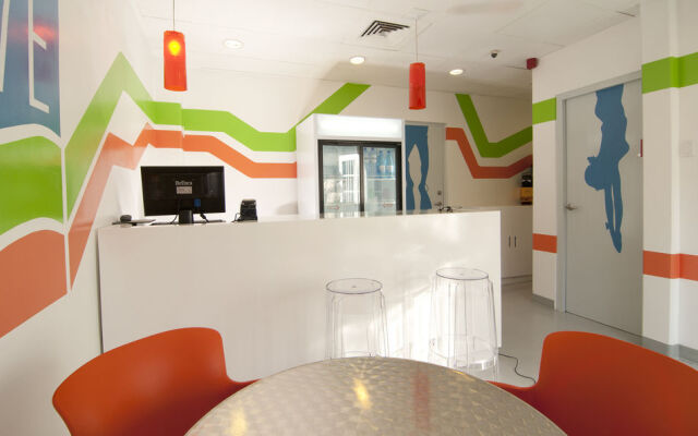 Wave Hotel & Cafe
