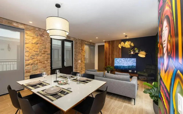 The Urbanart Condo by Acomodo