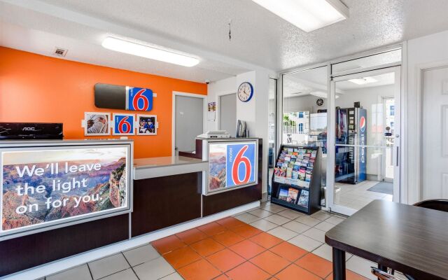 Motel 6-Fayetteville, AR