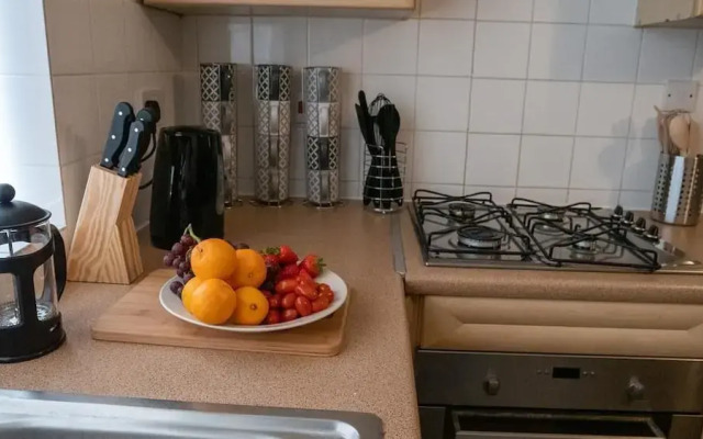 5 Bedroom Guesthouse in Quiet Cul-de-sac location.