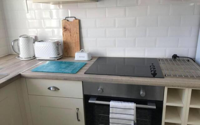 Cosy, Quiet bungalow, one minute from the beach.
