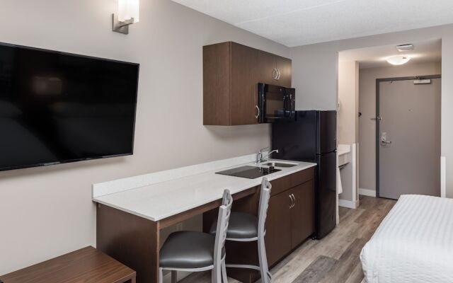 Super 8 Winnipeg West