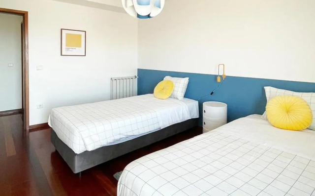 Yellow House Aveiro Free Netflix and garage