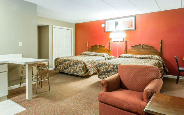 Econo Lodge Inn & Suites Groton