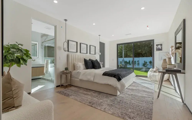 Noble Modern - Urban Sanctuary in Sherman Oaks With Poolside and Patio