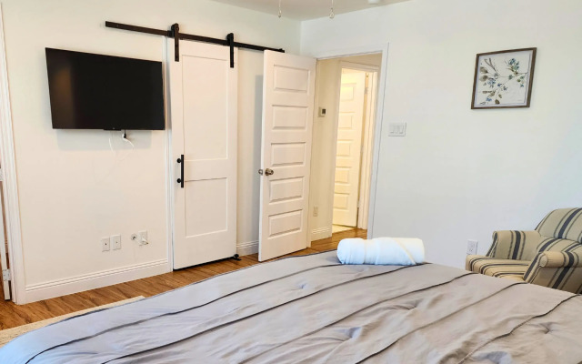 Modern 3 Bedroom Retreat in Pearland