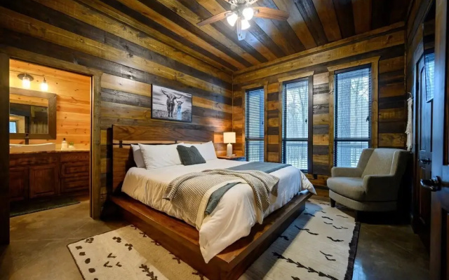 Cabin Vibe - Bunkroom - 3 King - Firepit - Shuffleboard