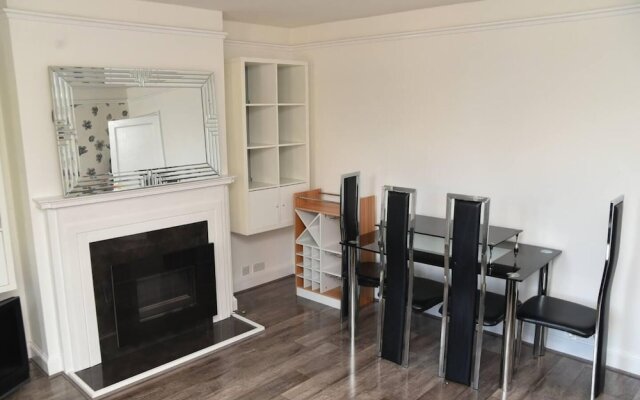 Bright and Spacious 2-bed Apartment in Sutton
