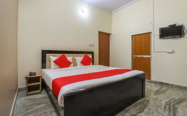 OYO Flagship 49061 Dev Hotel & Restaurant
