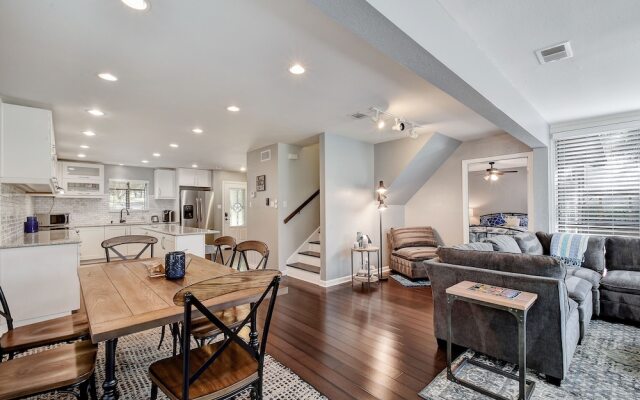 6107 Hudson Bend Rd Home