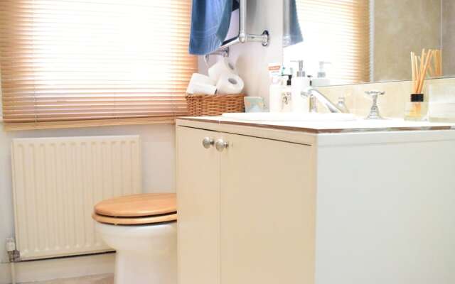 2 Bedroom Apartment With Garden in Shepherds Bush