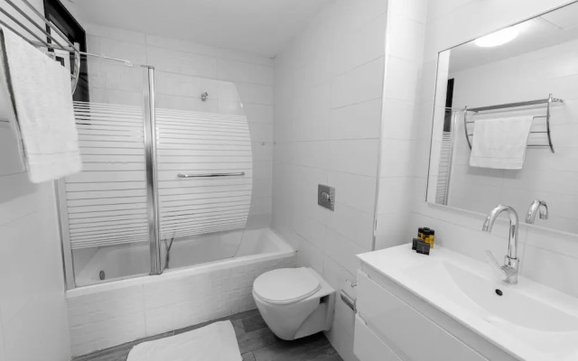 Sea-side 4 BR Apt with Gym