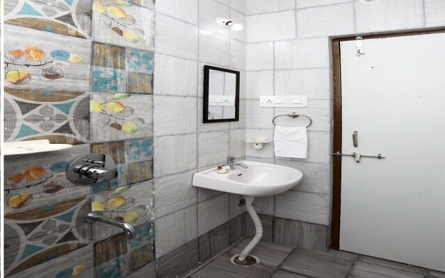 OYO 10066 Home Modern 3BHK Gulab Bagh