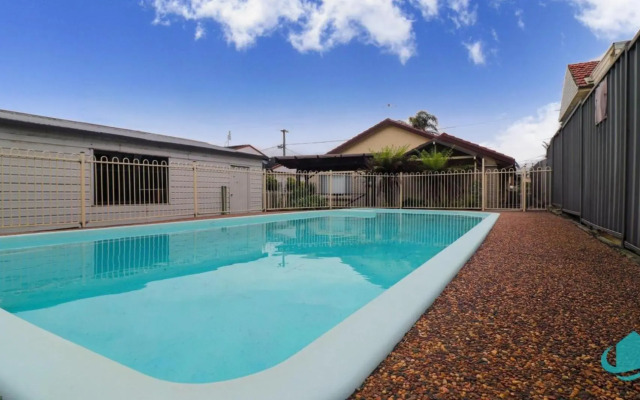 Caves Getaway - Pool and beach