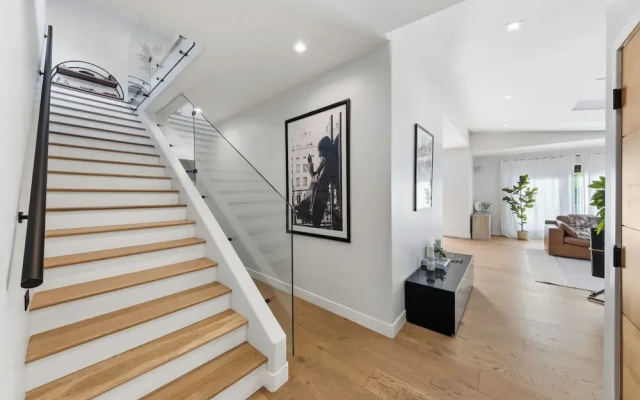 Farley Court - Stylish Hillside Residence With Stunning Views