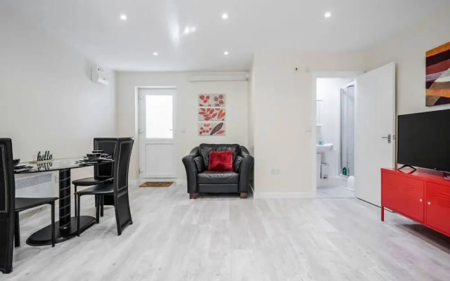 Cosy 2BR Maisonette Near Hospital & Stations