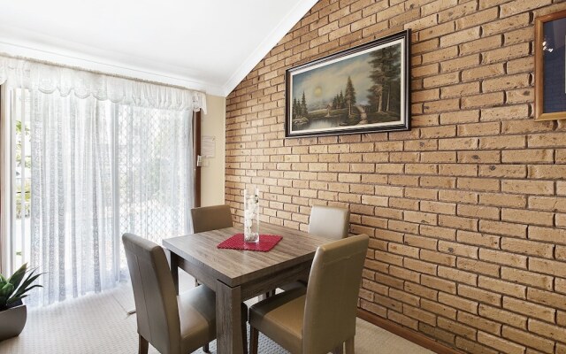 Macadamia Court, 2/8 Government Road